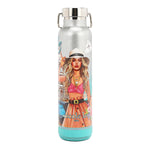 THE TUMBLER HAS A CYLINDRICAL SHAPE WITH A SCREW CAP, IN MARTHA TRAVELS ITALY PRINT. IT HAS A SILVER GLITTER BACKGROUND. THE FRONT HAS THE IMAGE OF A BLONDE GIRL TOUCHING HER HAT AND HOLDING A CUP WITH A HANDBAG ON HER ARM. AT THE BOTTOM IS A BLUETOOTH SPEAKER COLOR MINT