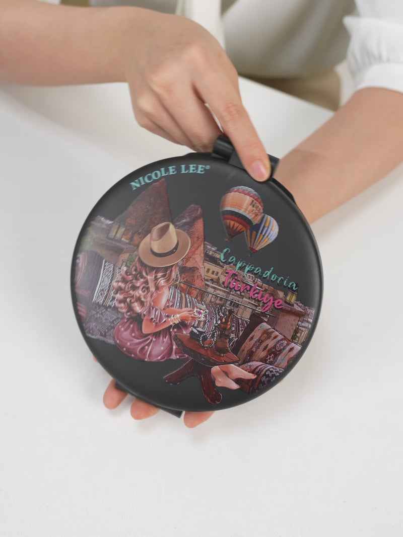The video shows how to use the mirror. How to open it, the cable to connect it, and how to turn it on and off with just a touch of the sensor.